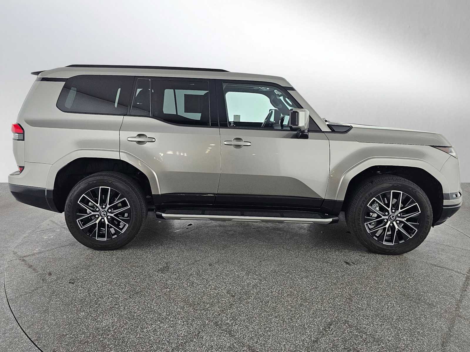 Used 2024 Lexus GX 550 w/ Accessory Package (2T) image 2