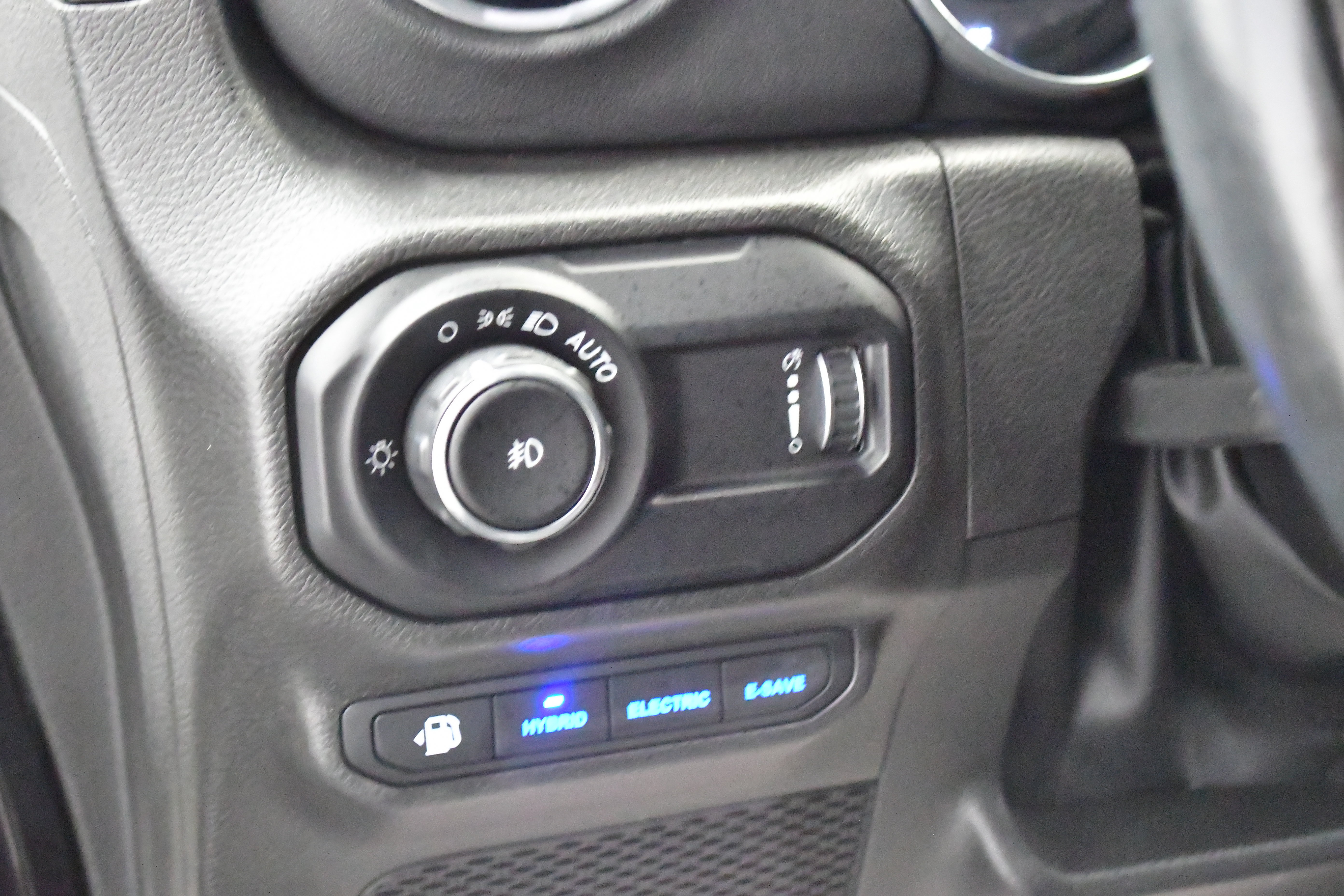 Used 2023 Jeep Wrangler Unlimited Sahara w/ Cold Weather Group AWD/4WD image 13