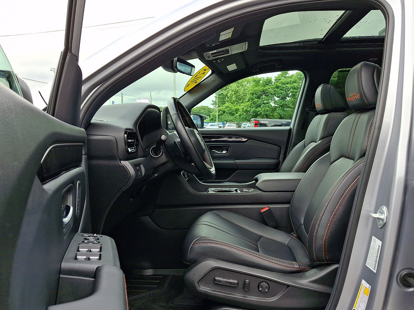 Used 2025 Honda Pilot TrailSport image 15