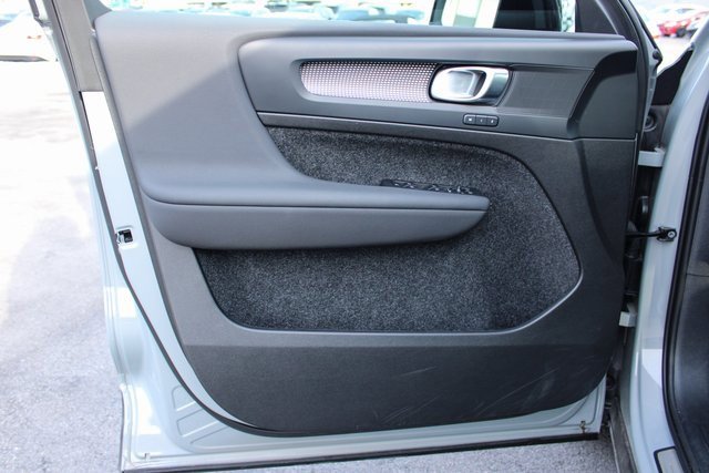 Used 2025 Volvo XC40 B5 Plus image 10