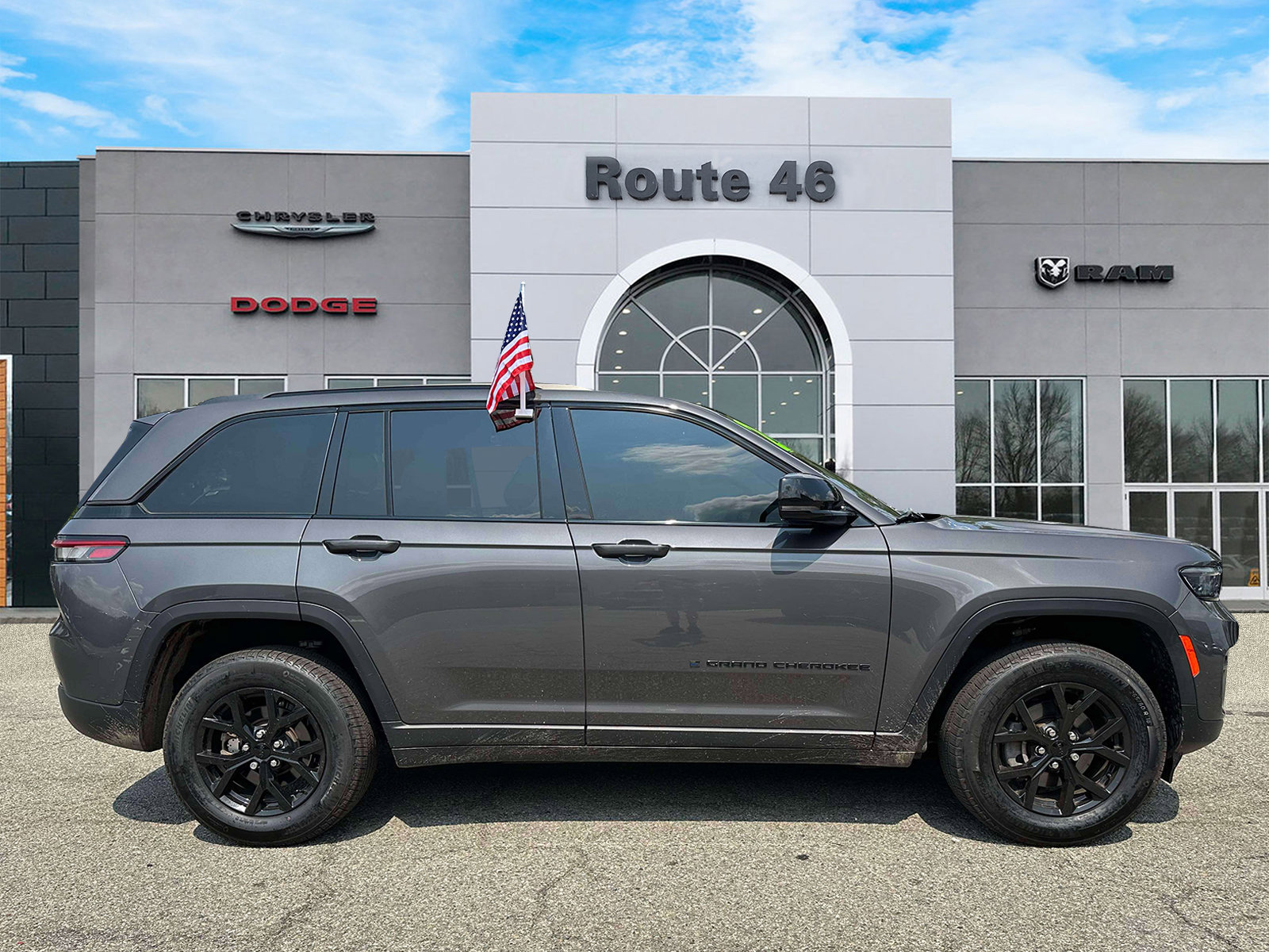 Used 2024 Jeep Grand Cherokee Altitude AWD/4WD image 6