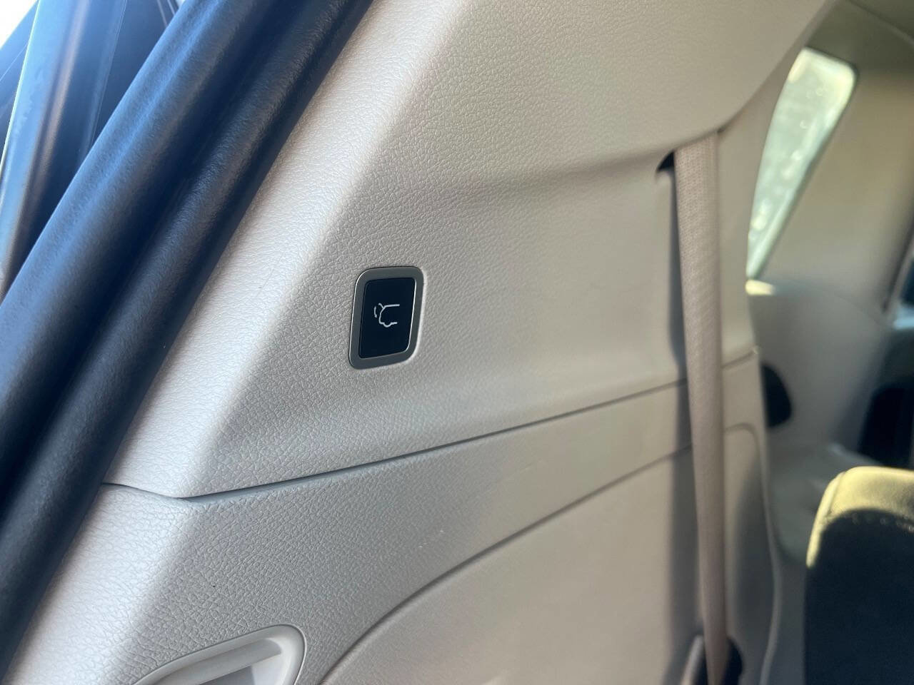 Used 2022 Chrysler Voyager LX image 19