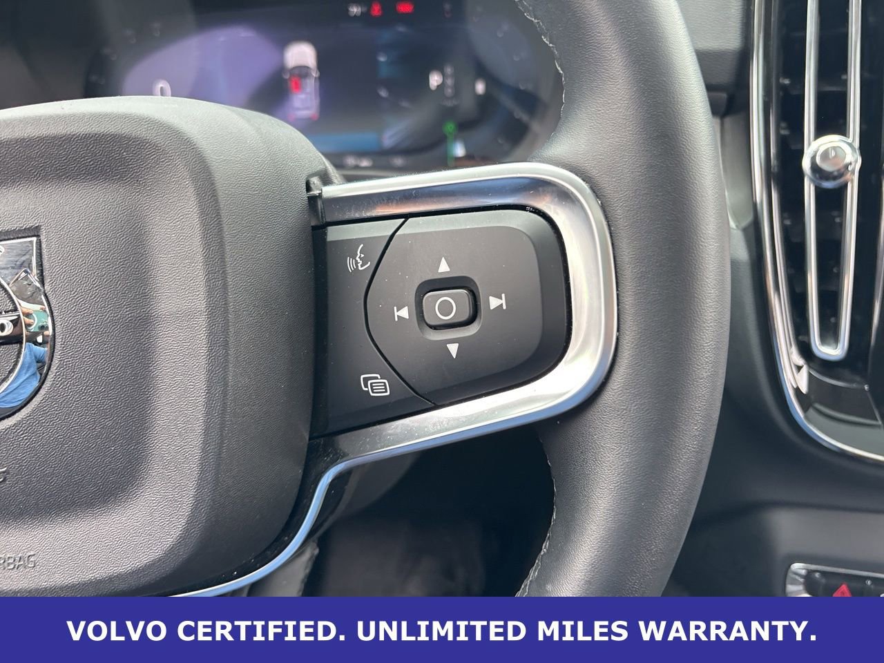 Certified 2025 Volvo XC40 B5 Plus AWD/4WD image 23
