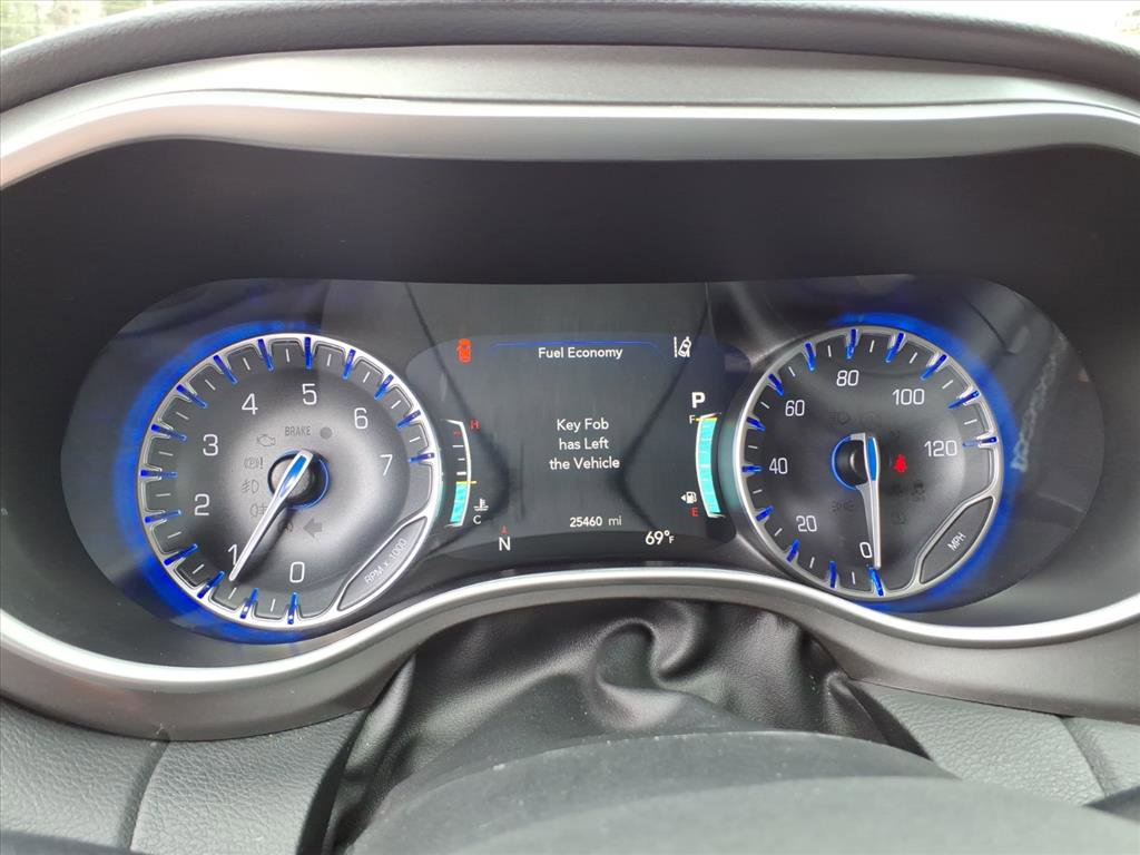 Used 2024 Chrysler Pacifica Touring-L image 7