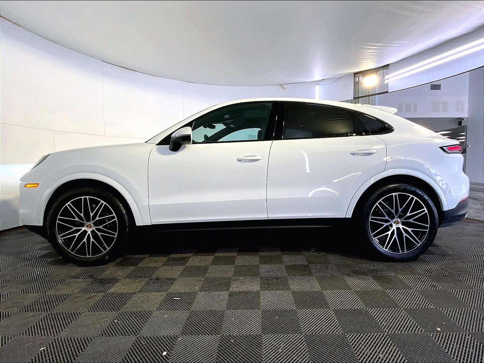 Certified 2024 Porsche Cayenne Coupe image 2