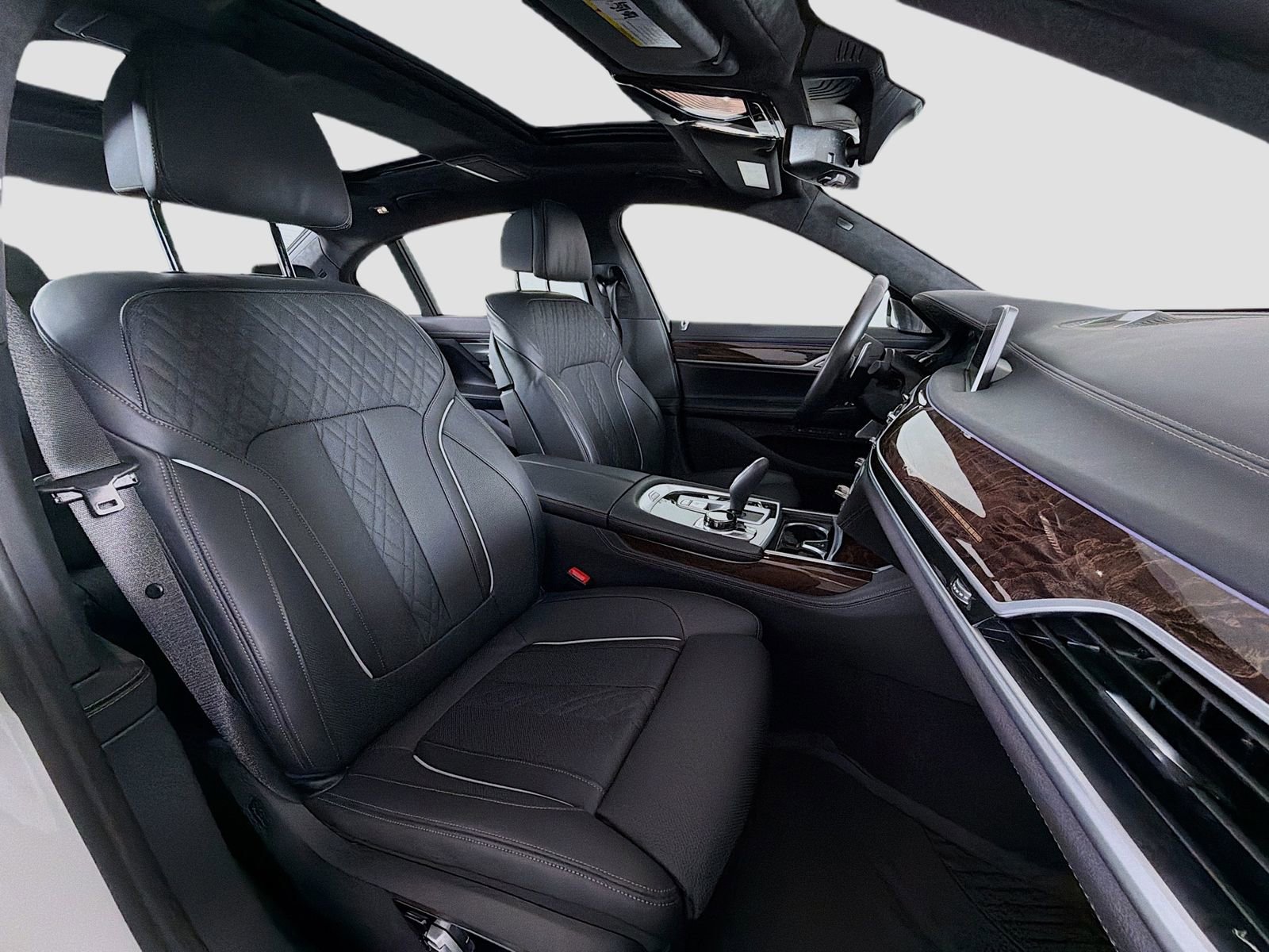 Used 2022 BMW 750i xDrive w/ Executive Package image 32