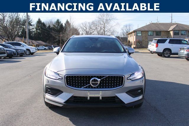 Used 2025 Volvo V60 B5 Cross Country Plus image 3
