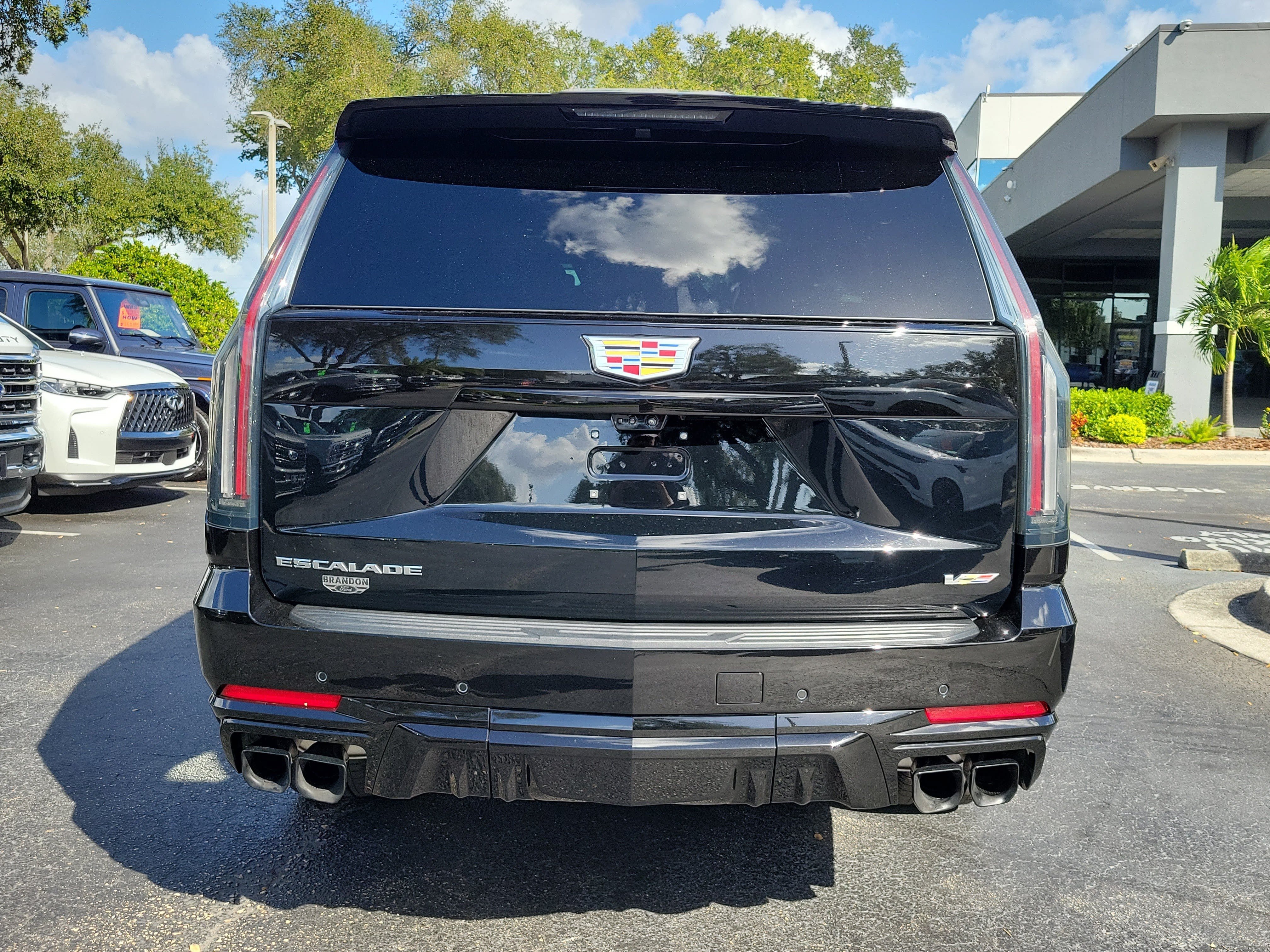 Used 2025 Cadillac Escalade ESV V AWD/4WD image 7