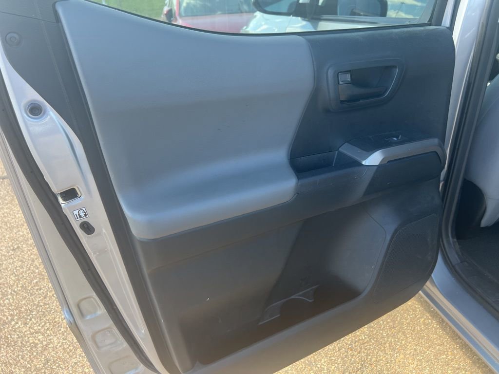 Used 2016 Toyota Tacoma SR5 w/ Towing Package image 10