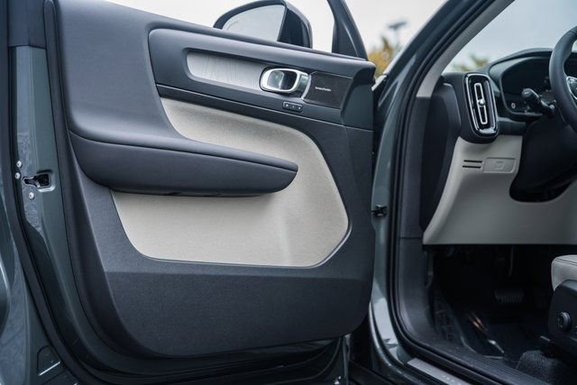 Used 2026 Volvo XC40 B5 Ultra w/ Protection Package Premier image 39