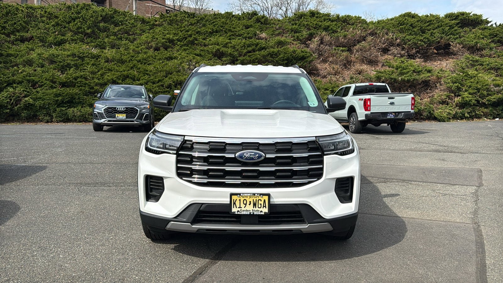 Used 2025 Ford Explorer Active AWD/4WD image 2