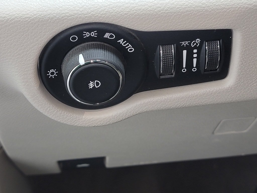 Used 2017 Chrysler Pacifica Touring-L FWD image 17