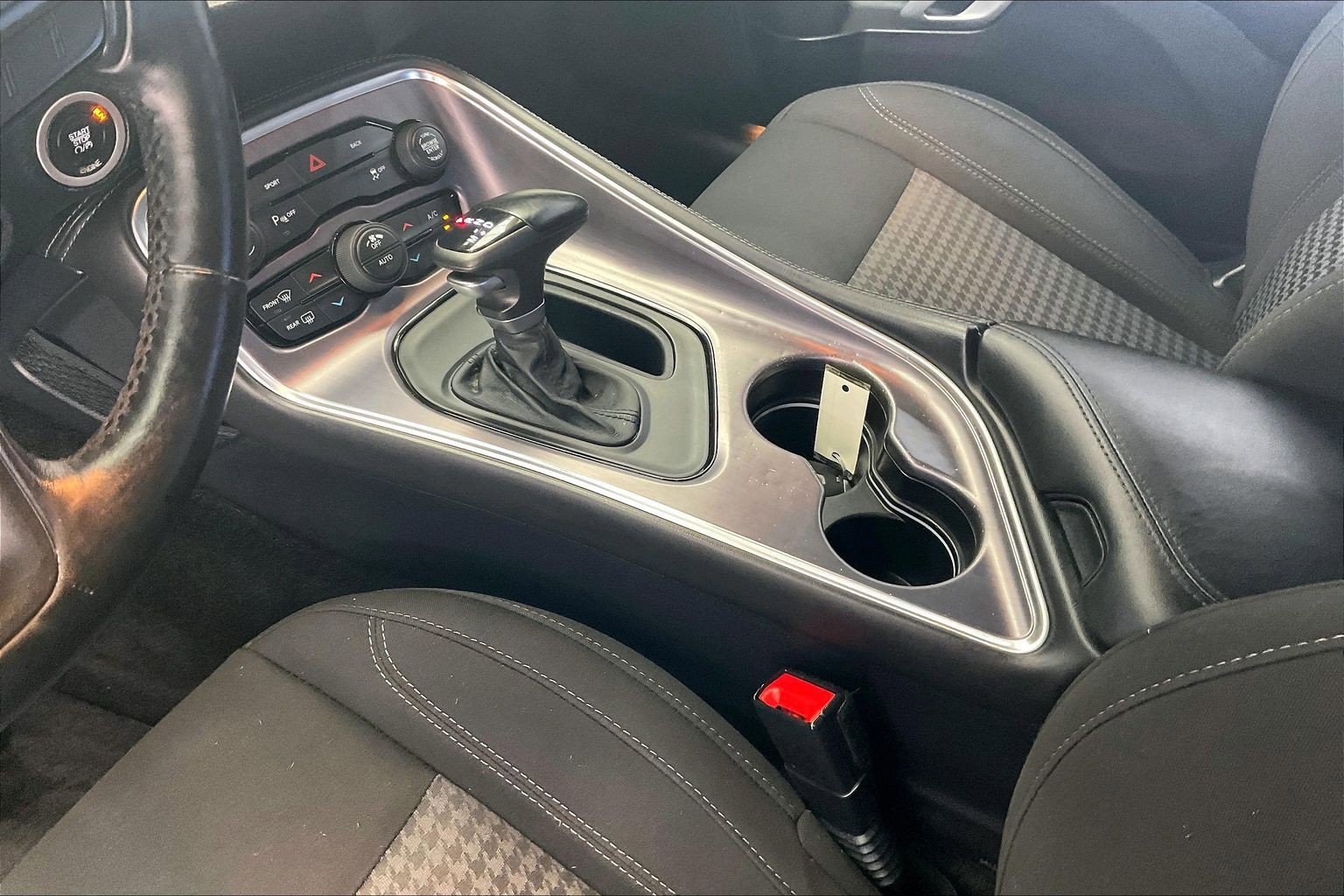 Used 2015 Dodge Challenger SXT w/ Driver Convenience Group RWD image 16