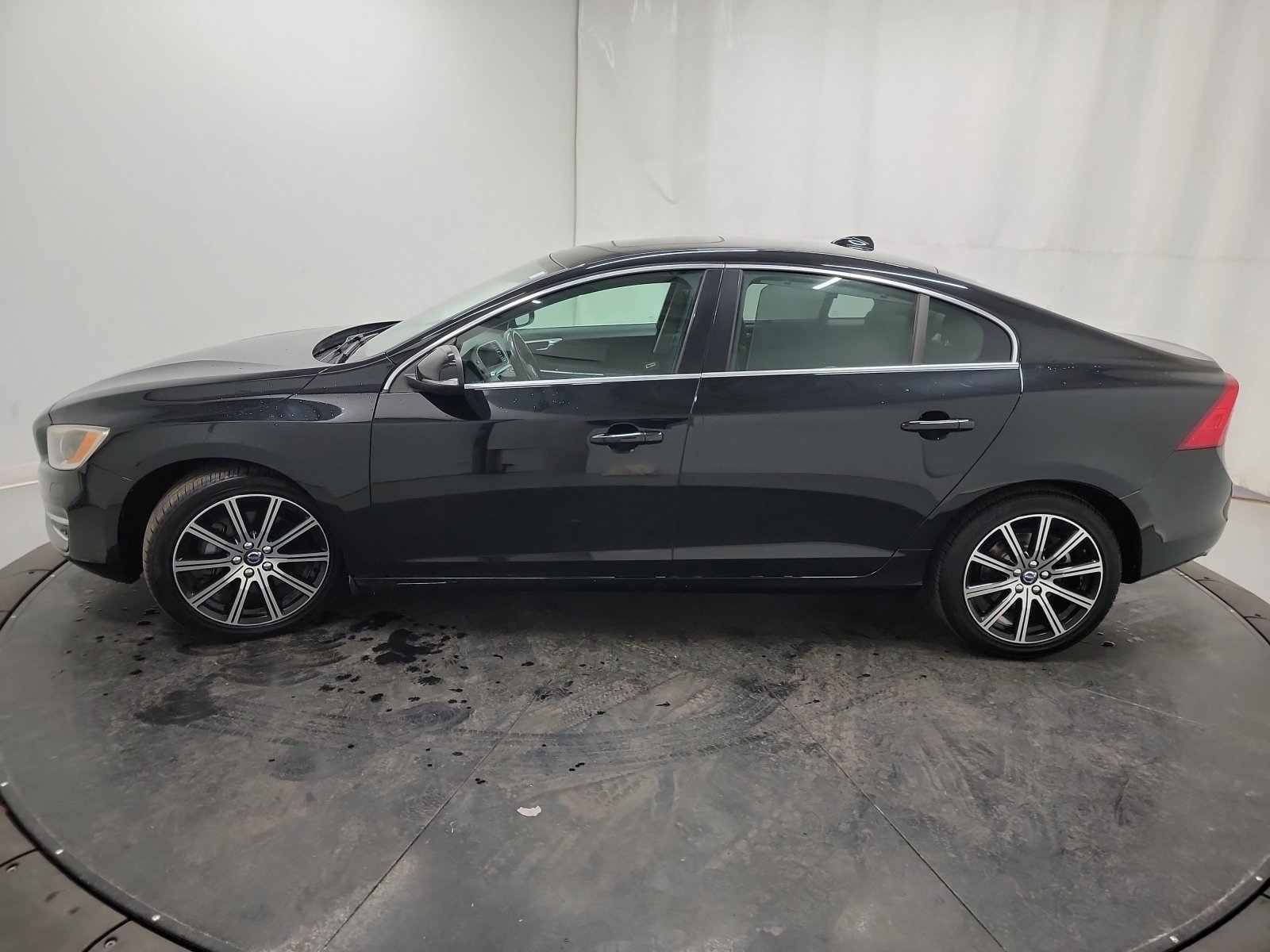 Used 2018 Volvo S60 T5 Inscription Platinum image 4
