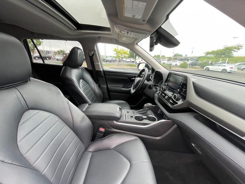 Used 2022 Toyota Highlander XLE AWD/4WD image 13