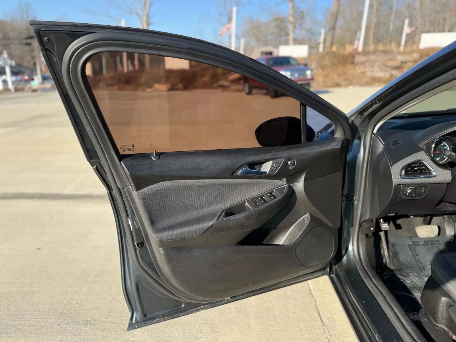 Used 2017 Chevrolet Cruze LT image 18