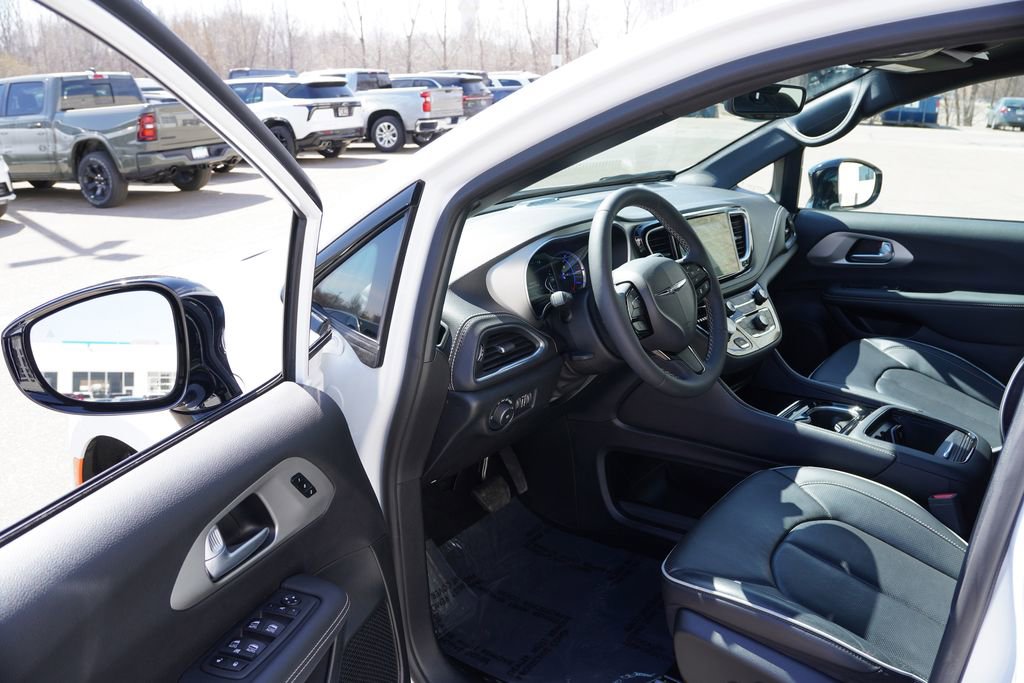 Used 2024 Chrysler Pacifica Premium image 15