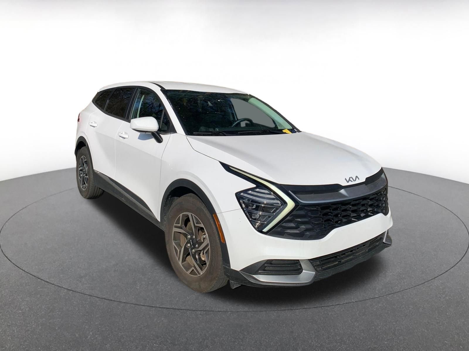 Used 2025 Kia Sportage LX image 2