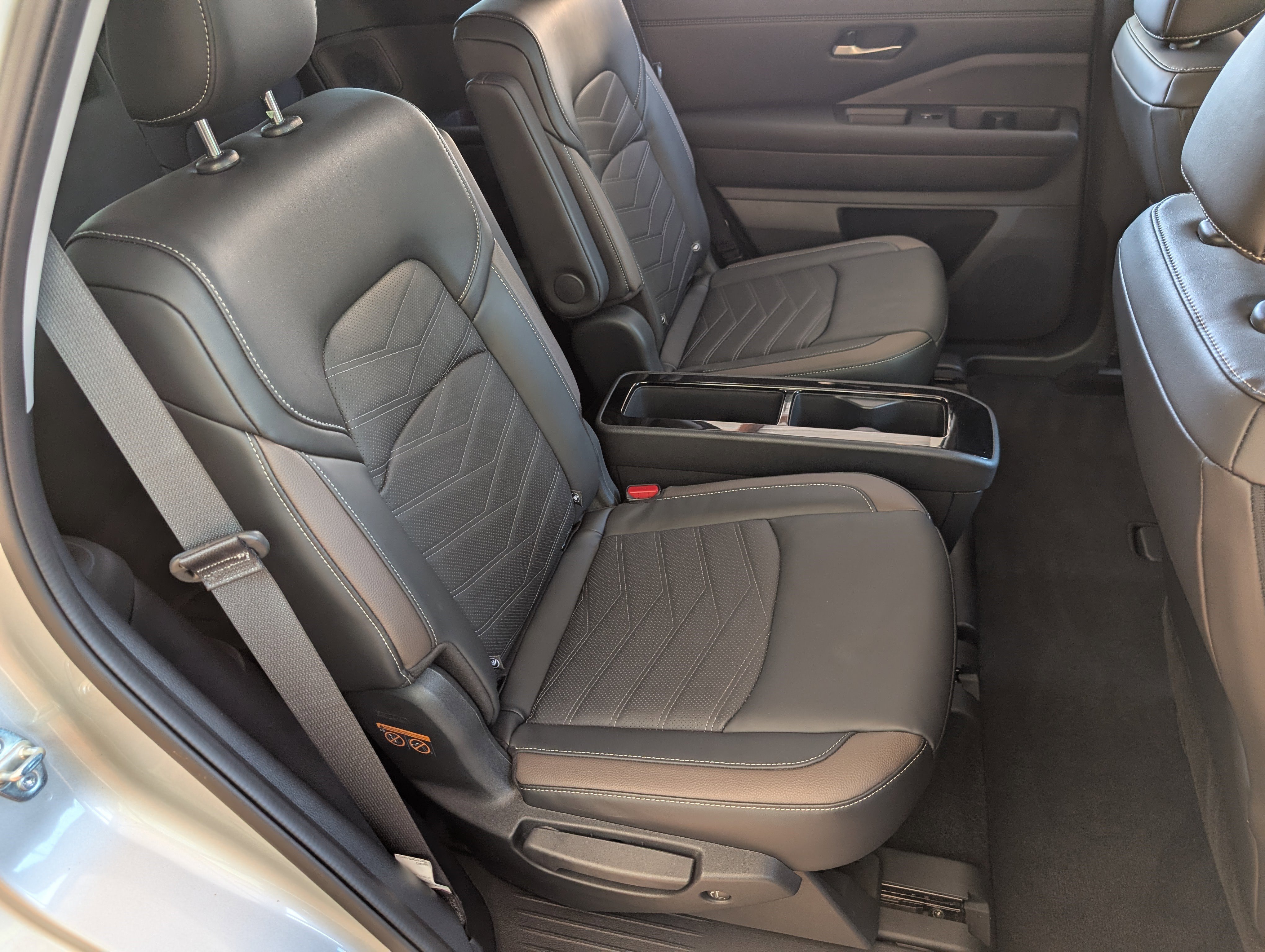Used 2025 Nissan Pathfinder Platinum FWD image 21