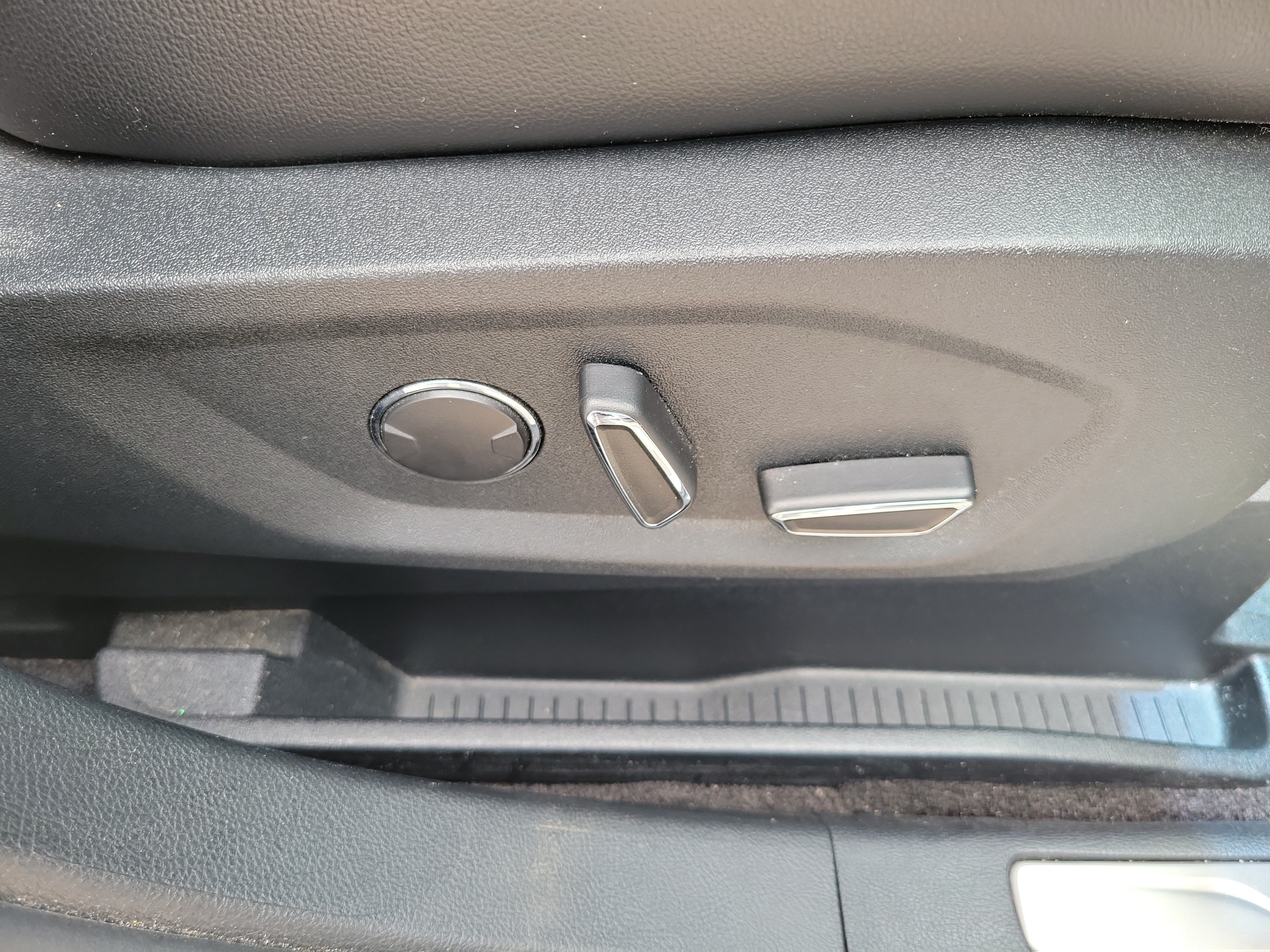 Used 2018 Ford Edge Titanium FWD image 20