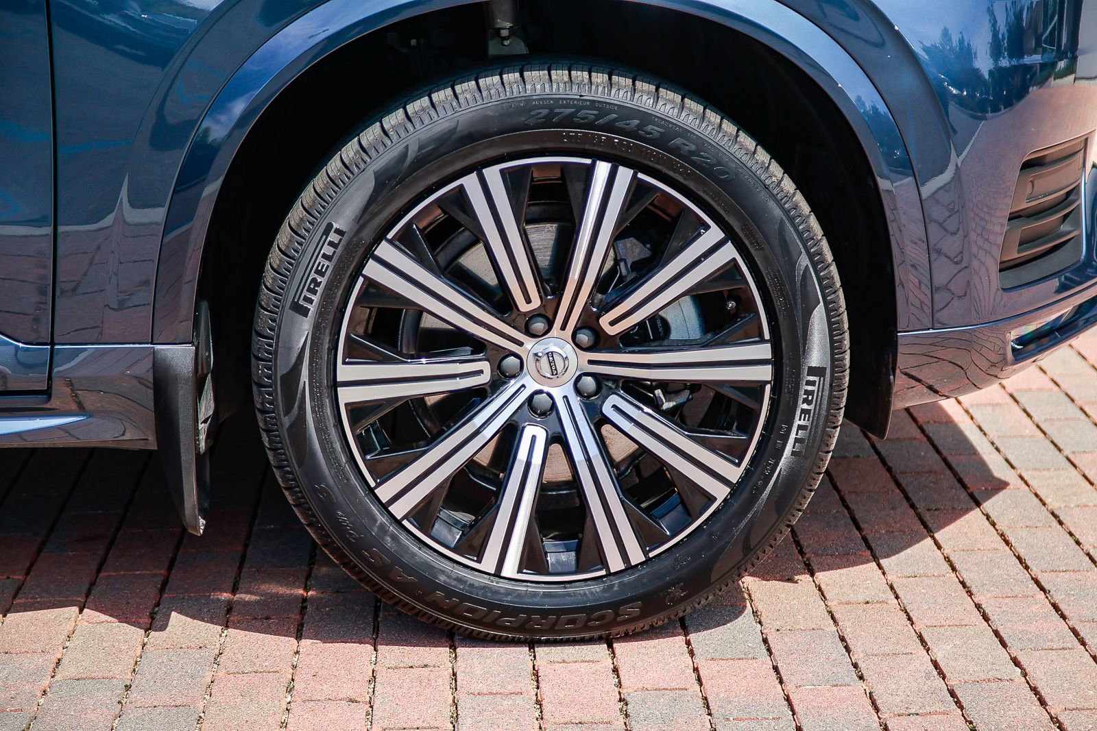 Used 2023 Volvo XC90 B5 Core image 11