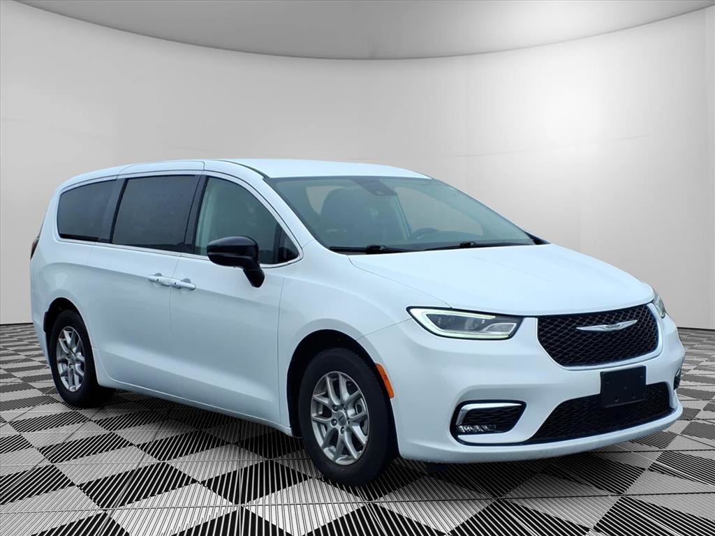 Used 2024 Chrysler Pacifica Touring-L image 1