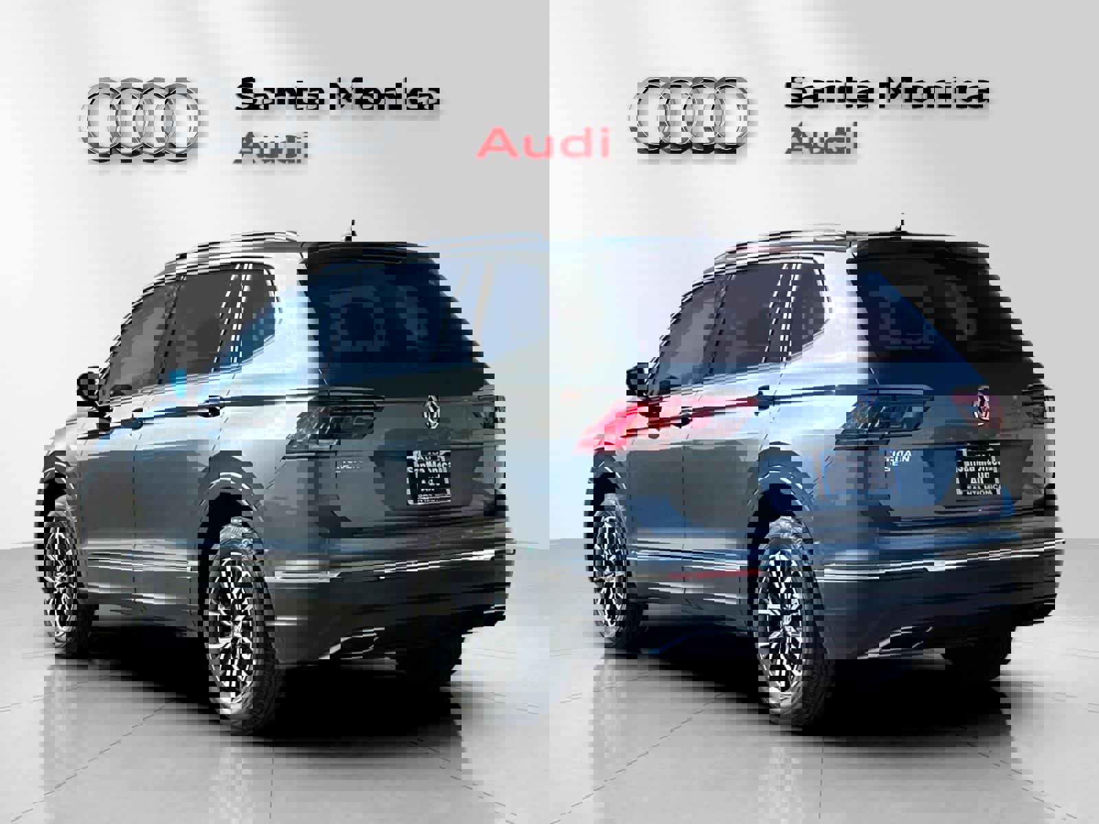 Used 2020 Volkswagen Tiguan SE w/ Panoramic Sunroof Package image 6