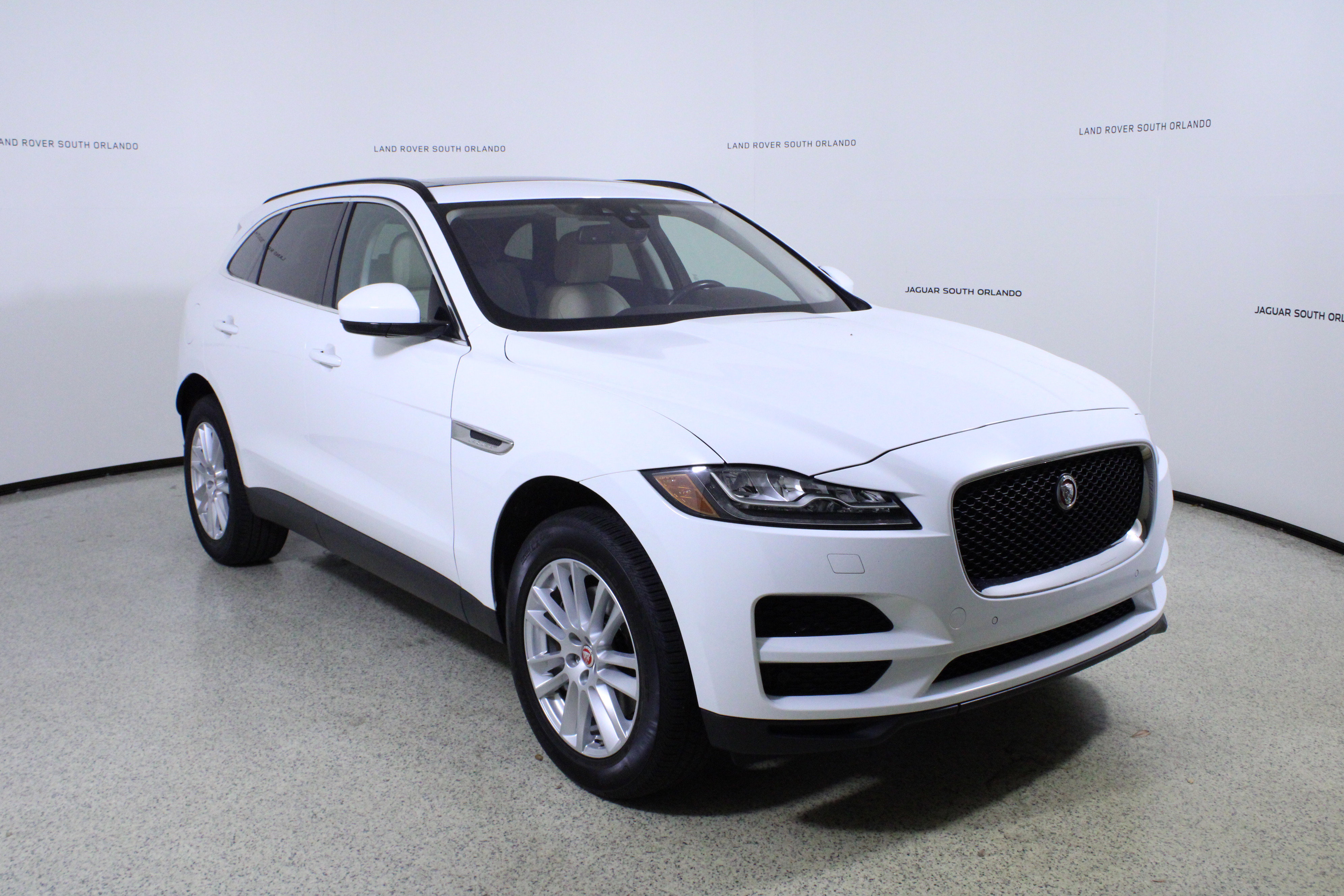 Used 2017 Jaguar F-PACE Prestige image 3