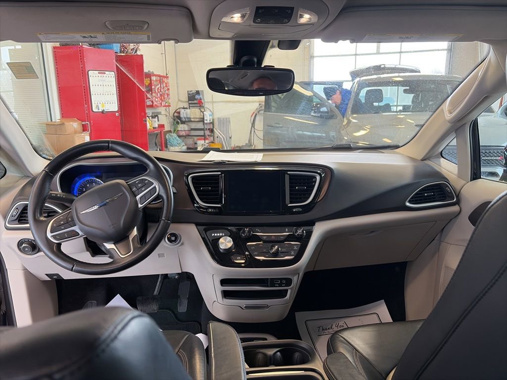 Used 2017 Chrysler Pacifica Touring-L image 5