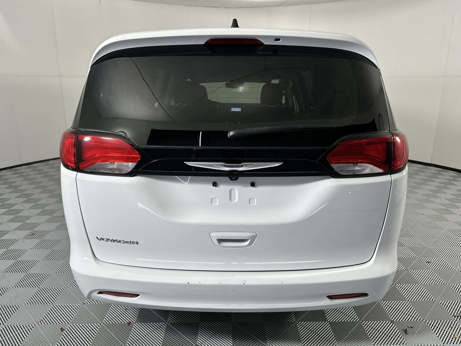 Used 2023 Chrysler Voyager LX FWD image 7