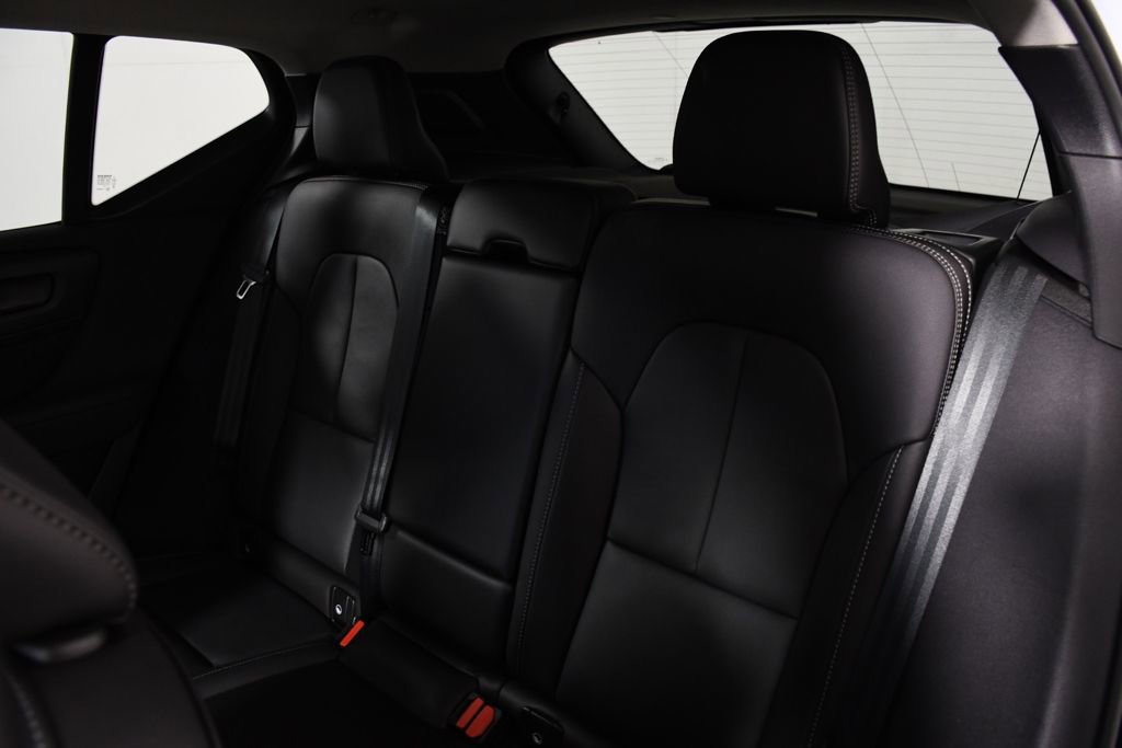 Used 2025 Volvo XC40 B5 Core image 28