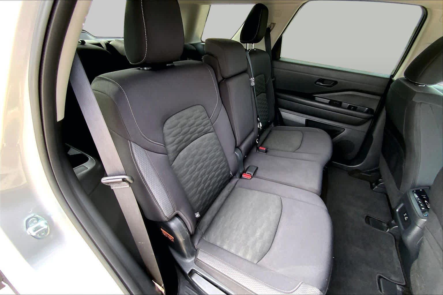 Used 2024 Nissan Pathfinder SV FWD image 19