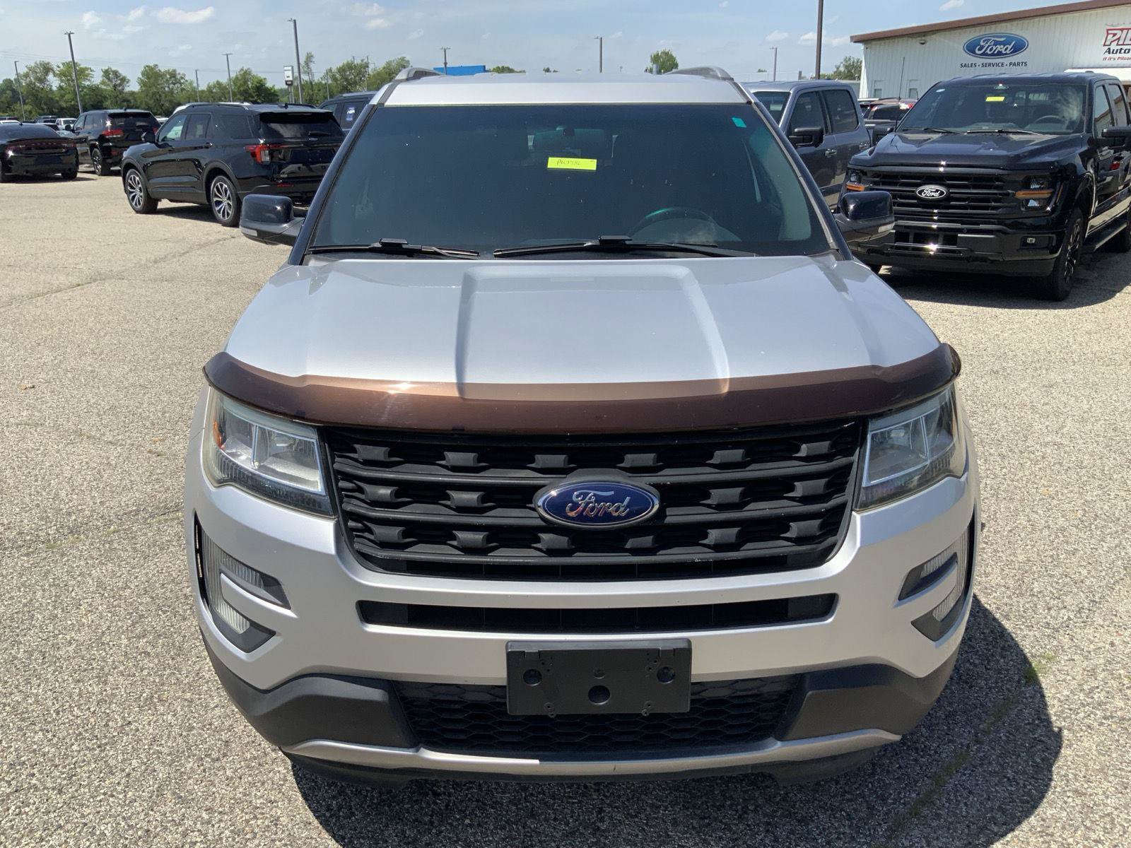 Used 2017 Ford Explorer XLT FWD image 3