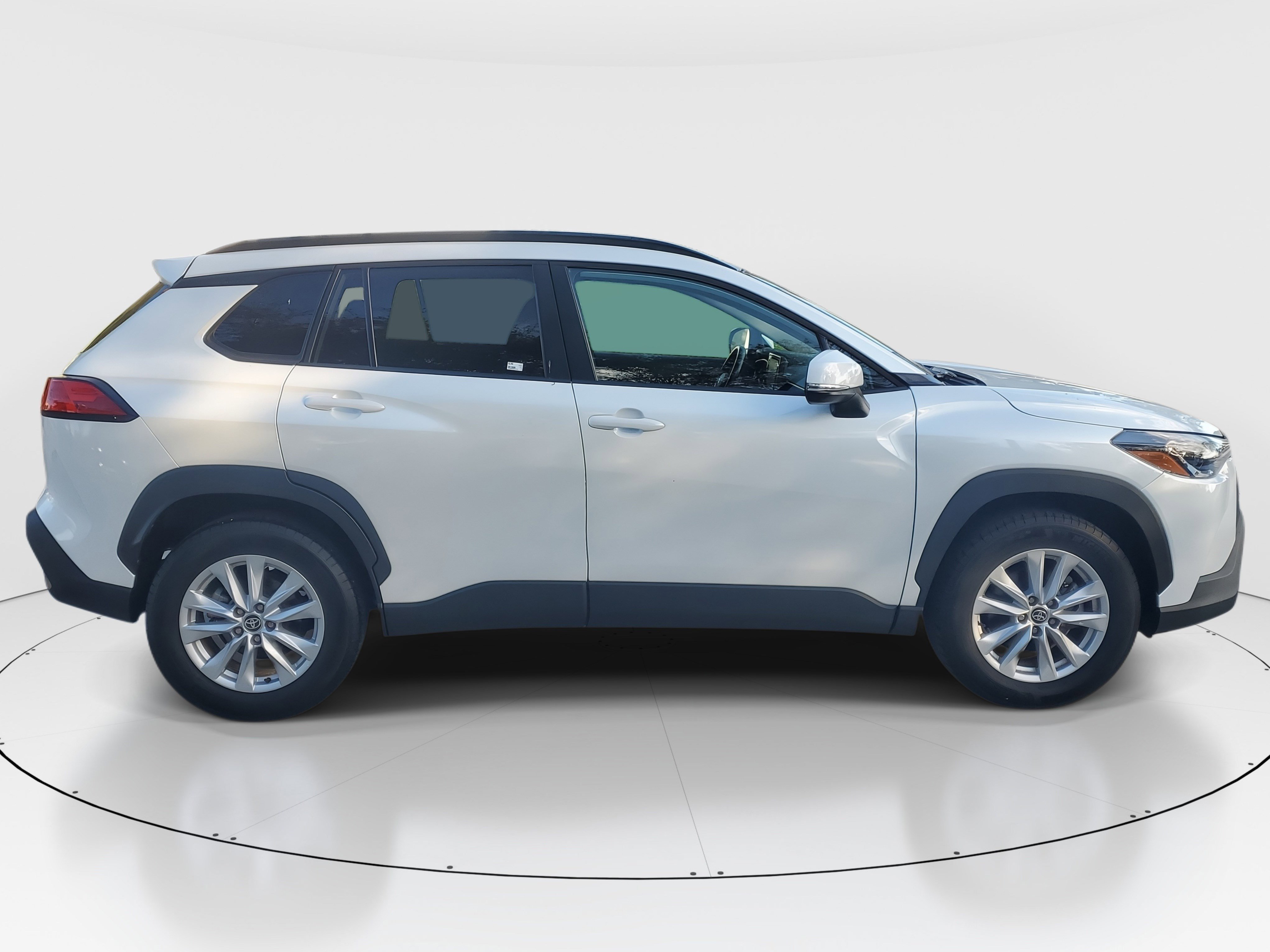 Used 2022 Toyota Corolla Cross LE image 2