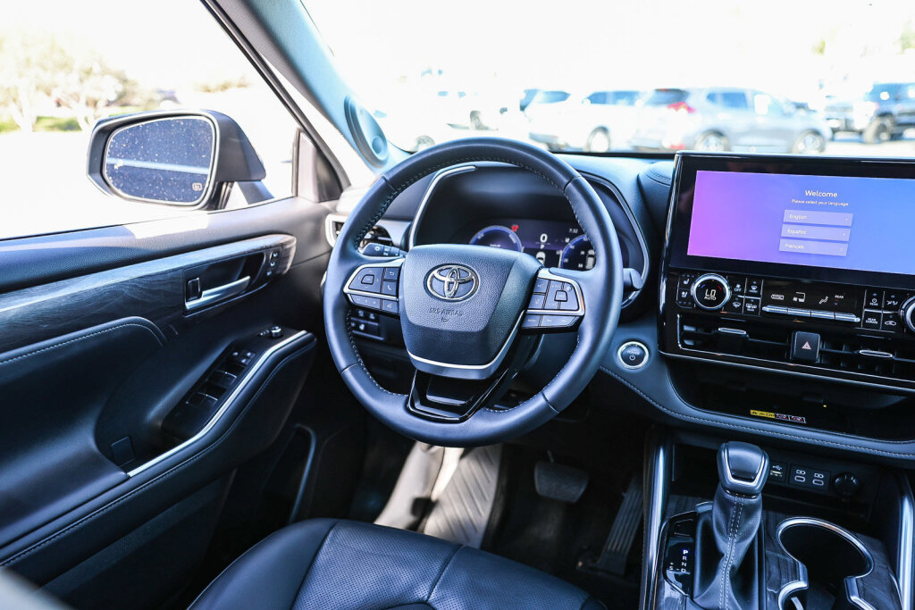Certified 2025 Toyota Highlander Limited image 4