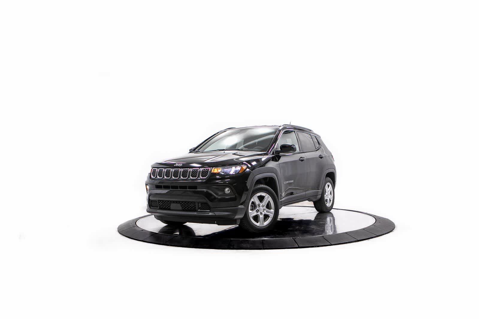 Used 2023 Jeep Compass Latitude image 1