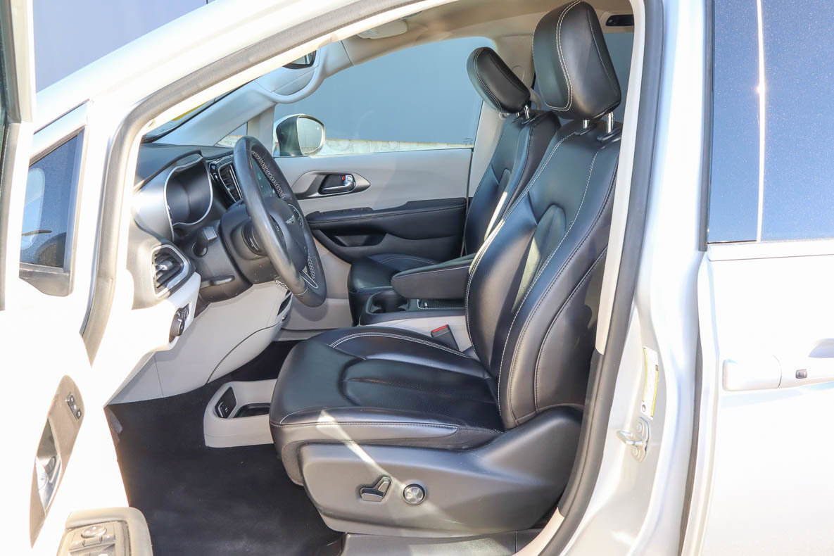 Used 2023 Chrysler Pacifica Touring-L FWD image 7