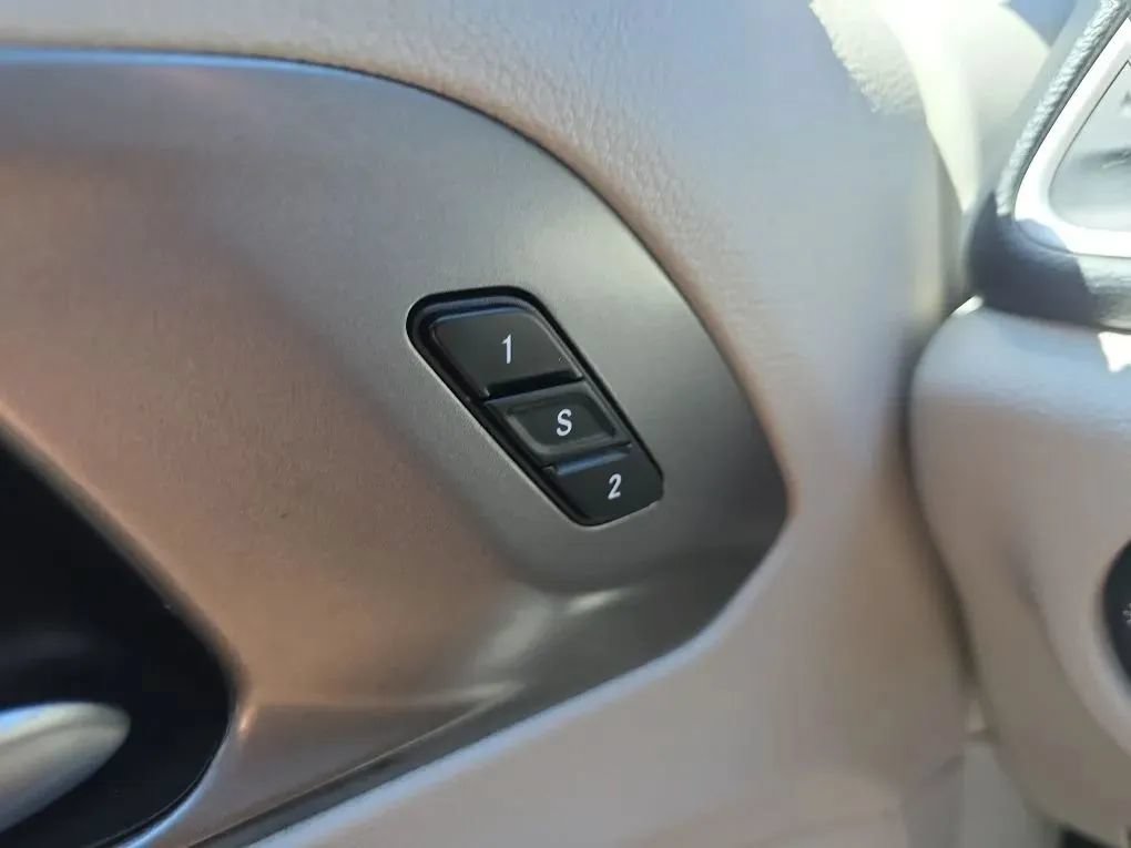 Used 2023 Chrysler Pacifica Touring-L FWD image 23