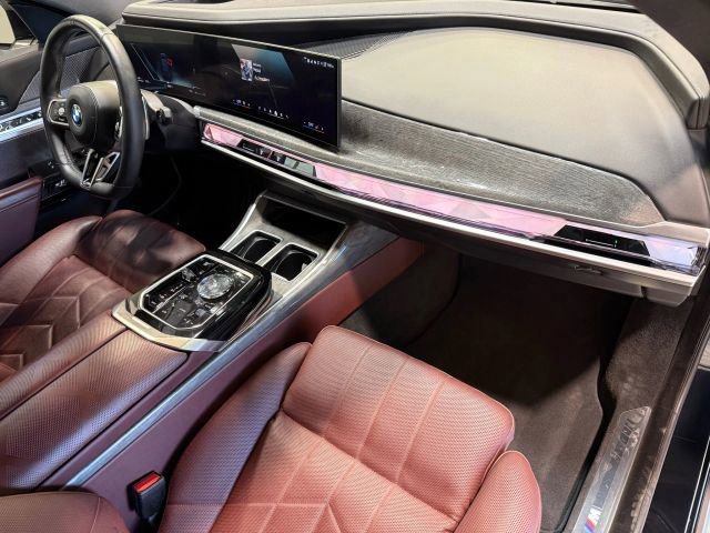 Used 2025 BMW 760i xDrive w/ Executive Package image 83