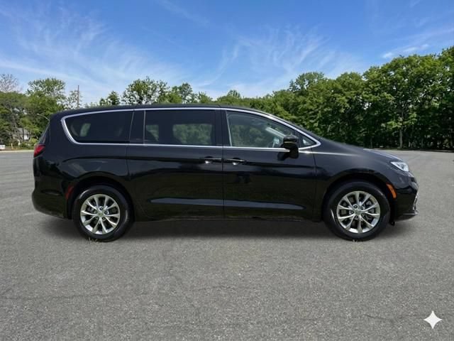 Used 2023 Chrysler Pacifica Touring-L AWD/4WD image 10