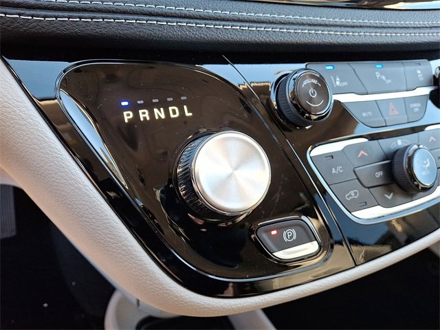 Used 2024 Chrysler Pacifica Select image 12