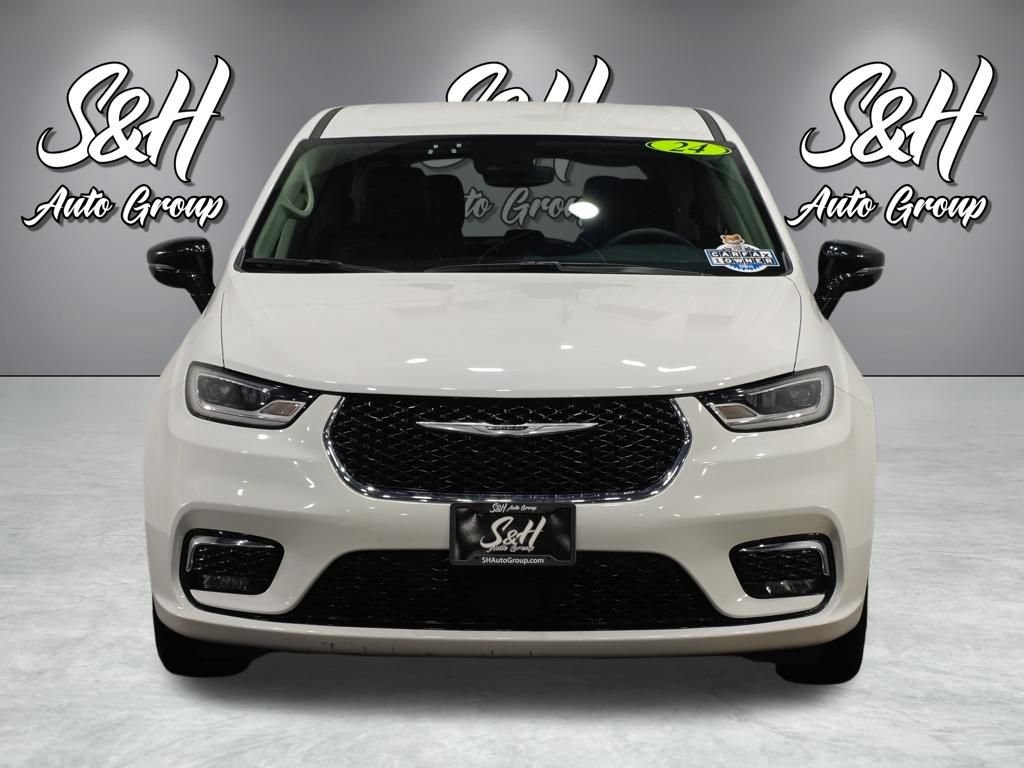 Used 2024 Chrysler Pacifica Touring-L FWD image 11