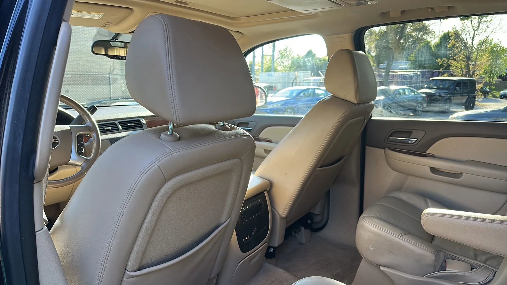 Used 2008 GMC Yukon XL SLT w/ SLT Preferred Equipment Group image 18