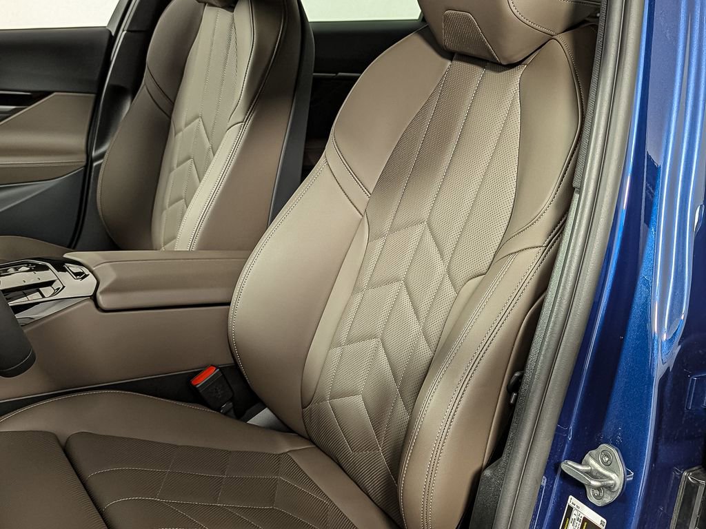 Used 2025 BMW 530i xDrive w/ Premium Package image 18