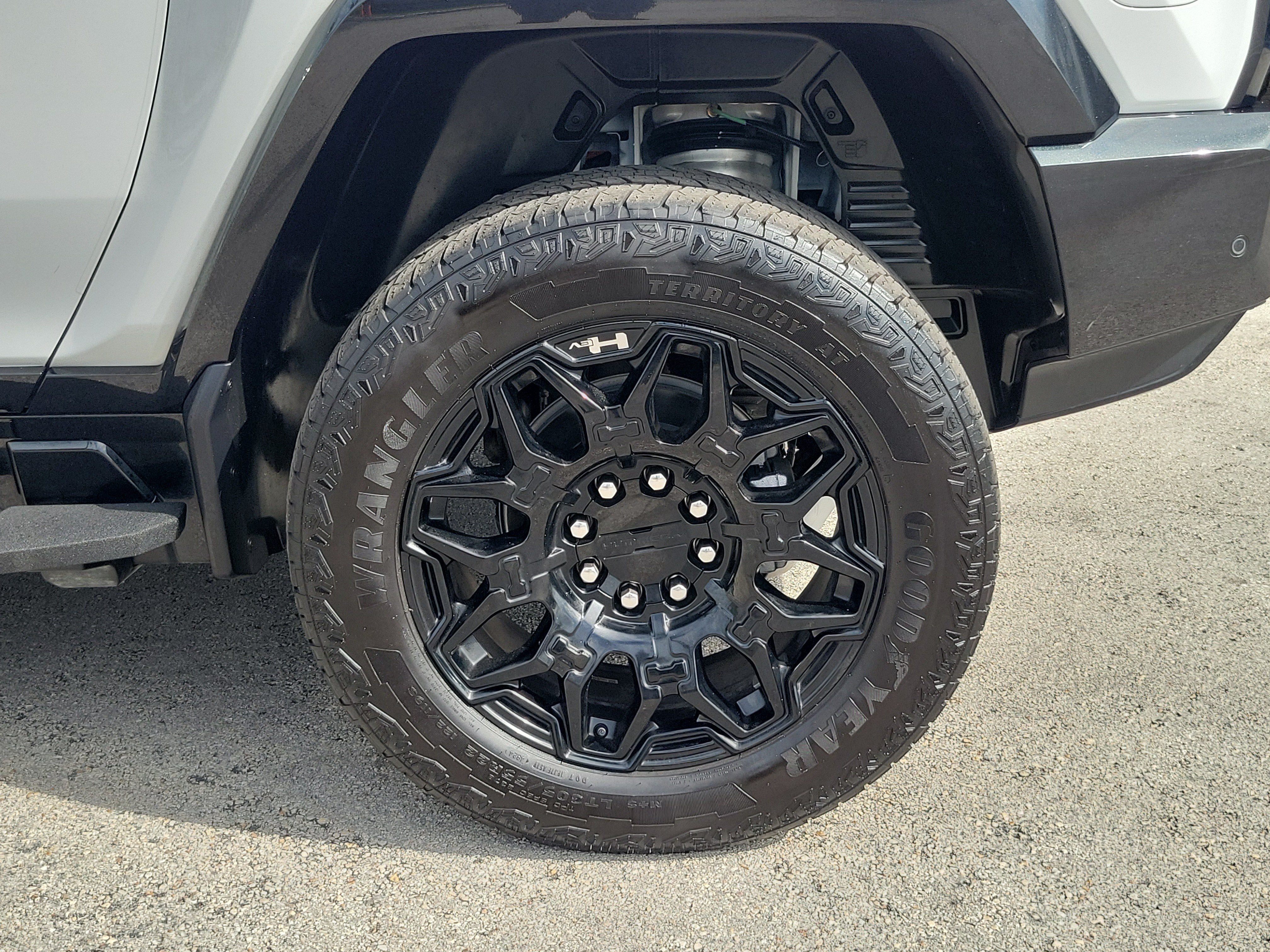 Used 2025 GMC Hummer EV 2X AWD/4WD image 27