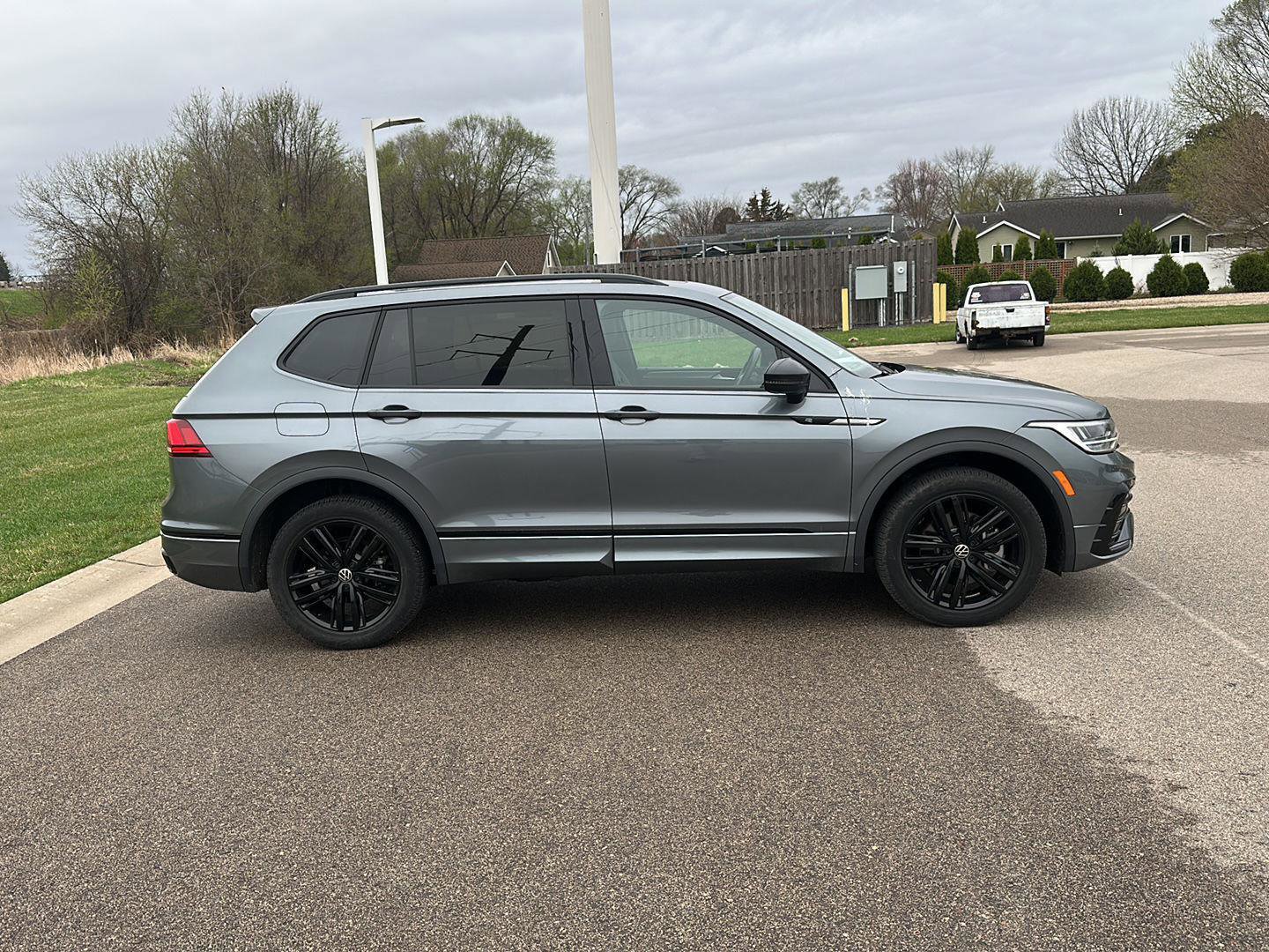 Used 2022 Volkswagen Tiguan SE R-Line image 2