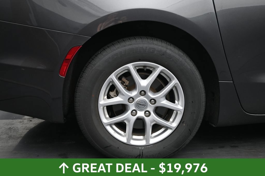 Used 2023 Chrysler Pacifica Touring-L FWD image 15