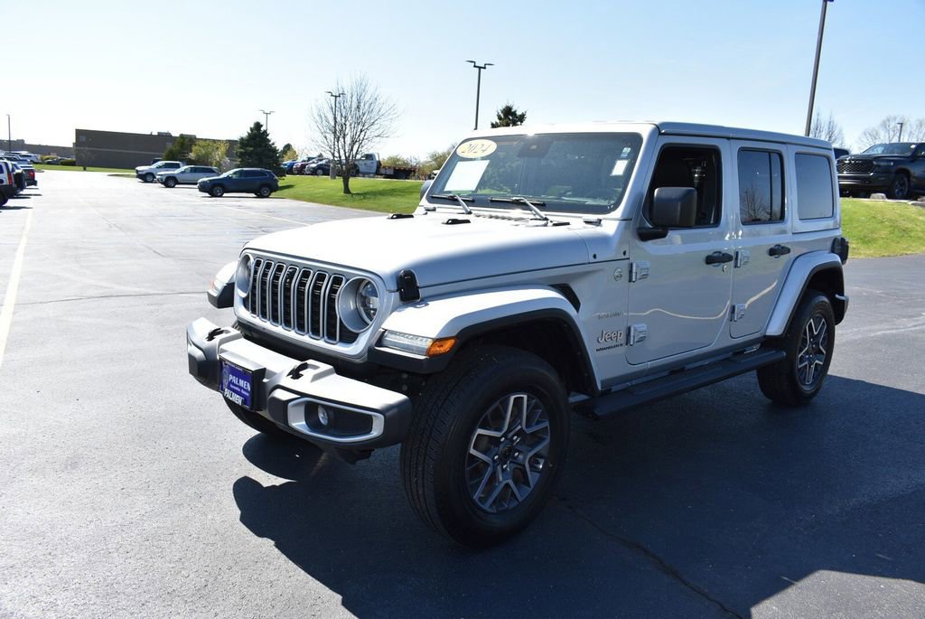 Used 2024 Jeep Wrangler Unlimited Sahara w/ Dual Top Group AWD/4WD image 9