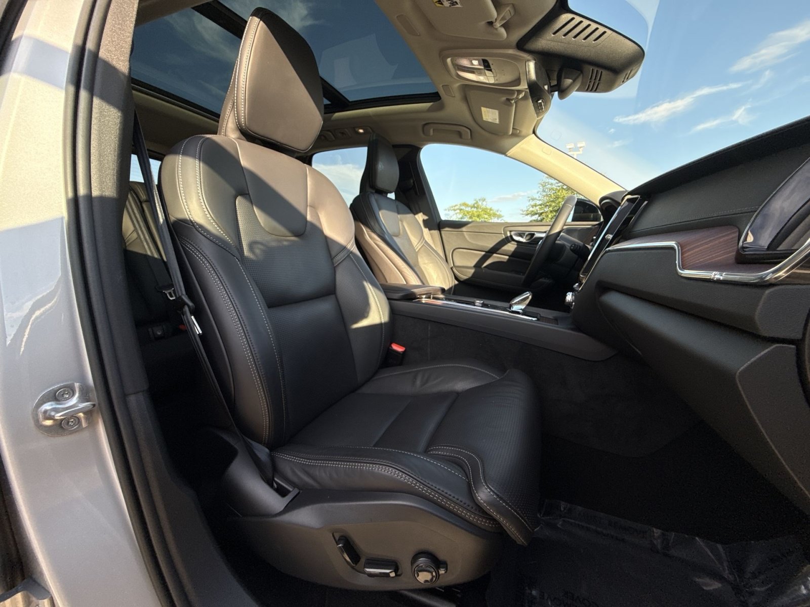 Certified 2023 Volvo XC60 B6 Ultimate w/ Protection Package Premier AWD/4WD image 27
