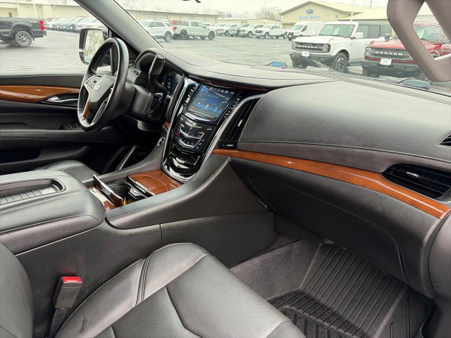 Used 2019 Cadillac Escalade Luxury AWD/4WD image 22
